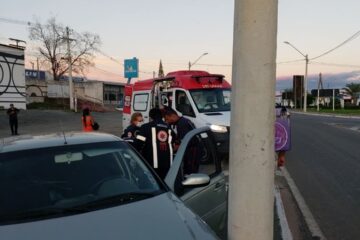 Homem sendo socorrido por uma equipe do Samu. Foto: SMTRAn