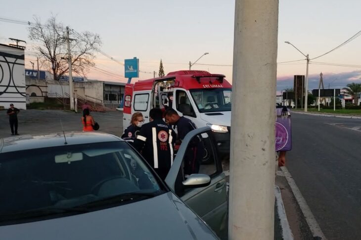Homem sendo socorrido por uma equipe do Samu. Foto: SMTRAn