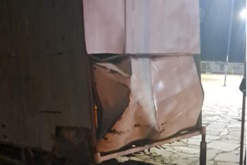 Homem colide moto contra trailer. Foto: SMTRAn