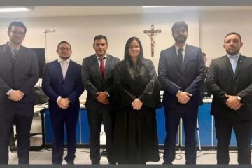 Advogado Guilherme Cruz, promotor Dr. Alex Bacelar, advogado Troyano Lélis, Juíza Cecília Dias, defensor público Eduardo Saback, e o assessor do defensor. Foto: reprodução