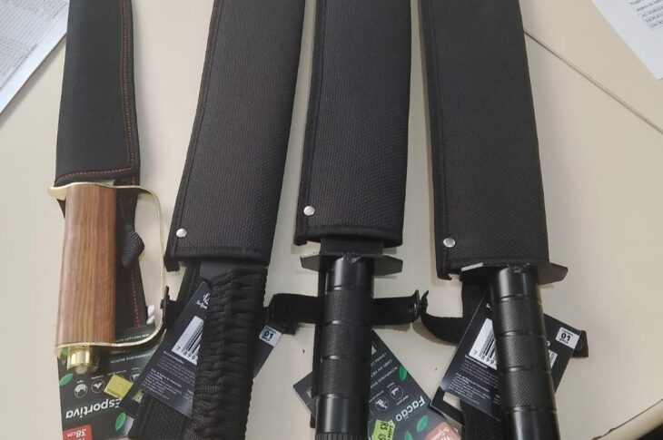 Facas apreendidas pela polícia. Foto: Polícia Militar