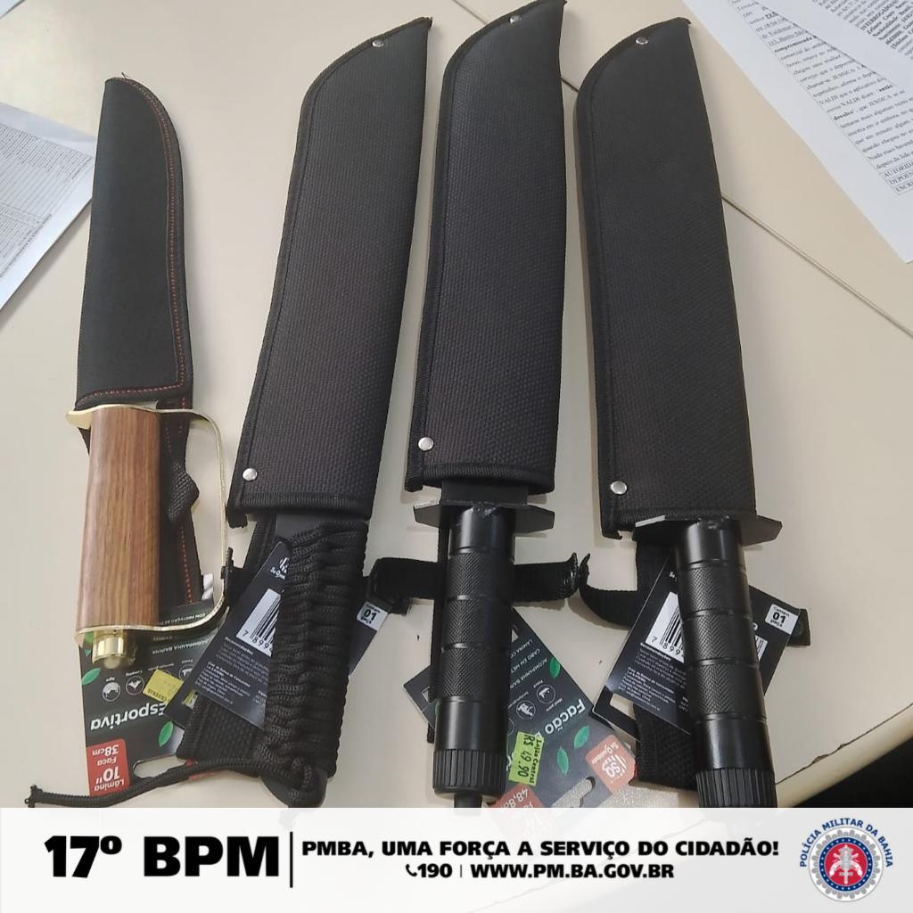 Facas apreendidas pela polícia. Foto: Polícia Militar