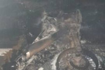 Moto consumida pelo fogo. Foto: Polícia Militar