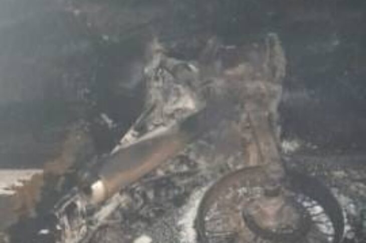 Moto consumida pelo fogo. Foto: Polícia Militar