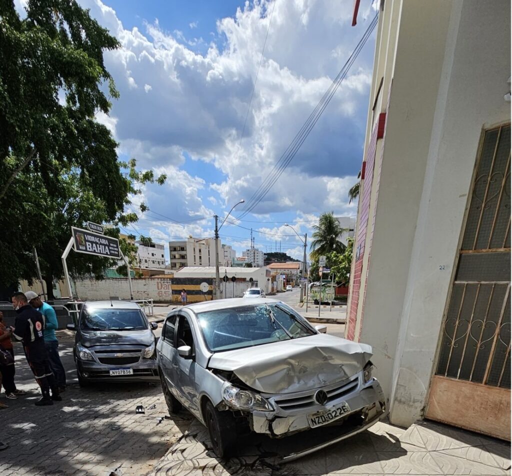 Carros envolvidos no acidente. Foto: DFT