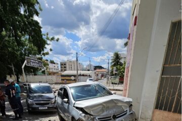 Carros envolvidos no acidente. Foto: DFT
