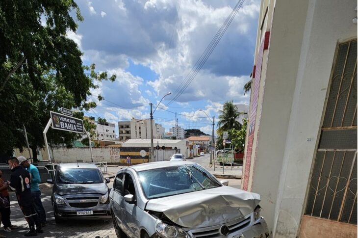 Carros envolvidos no acidente. Foto: DFT