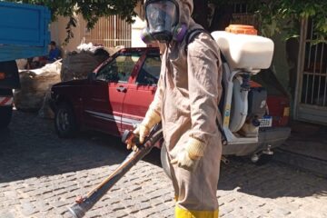 Equipe realizando serviço de limpeza. Foto: Prefeitura de Guanambi