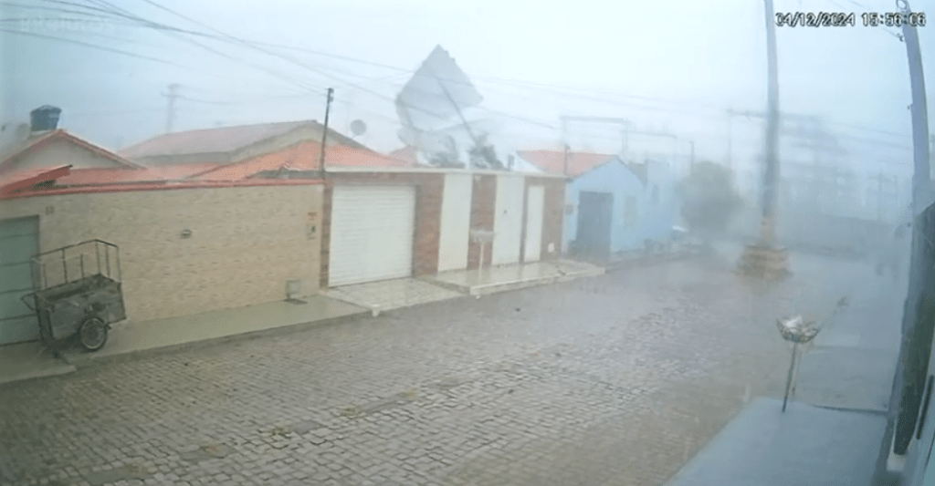 Vento arrancado telhado de casa. Foto: Mário Filho