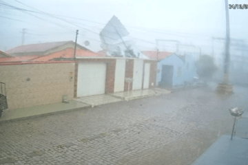 Vento arrancado telhado de casa. Foto: Mário Filho