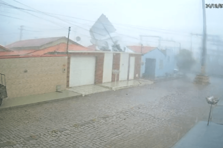 Vento arrancado telhado de casa. Foto: Mário Filho