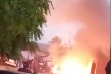 População colocando fogo em Carro