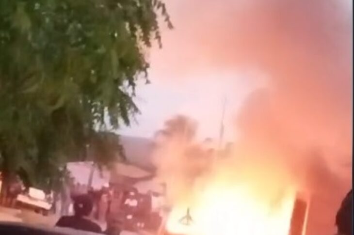 População colocando fogo em Carro