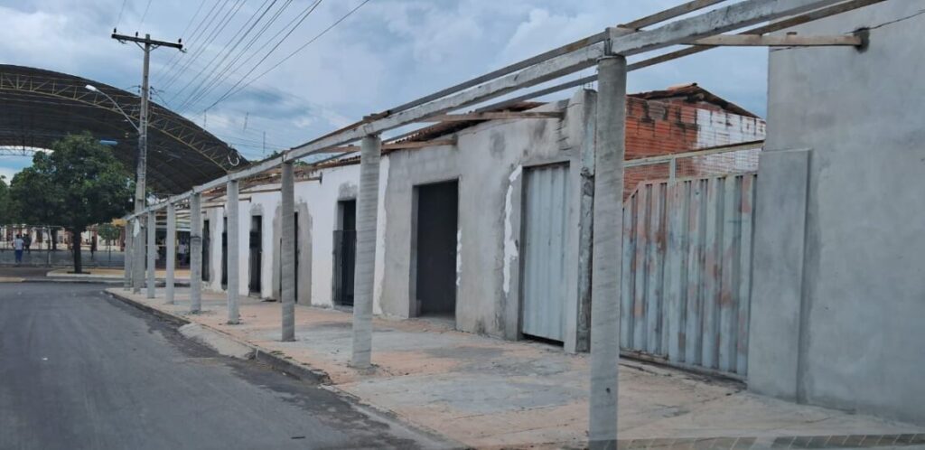 Estacas colocadas em calçada em Guanambi.