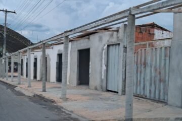 Estacas colocadas em calçada em Guanambi.