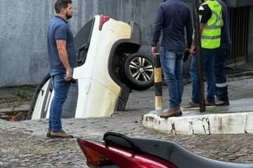 Carro é engolido por buraco. Foto: rede social