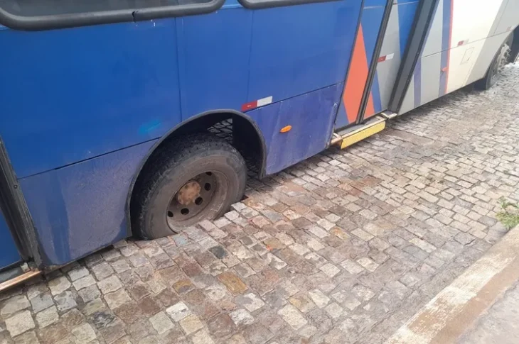 Ônibus preso no calçamento. Foto: Lay Amorim/Achei Sudoeste