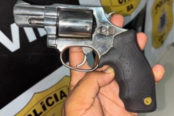 Arma apreendida com a dupla. Foto: Polícia Militar