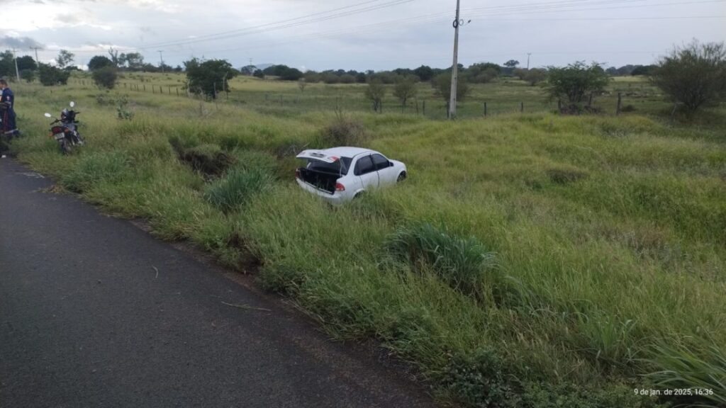 Carro desce ribanceira em Guanambi. Foto: DFT
