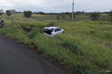 Carro desce ribanceira em Guanambi. Foto: DFT