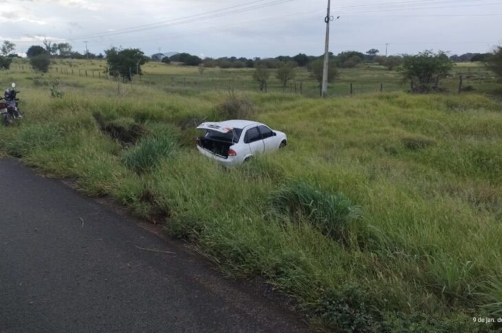 Carro desce ribanceira em Guanambi. Foto: DFT