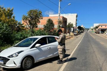 Carro sendo abordado. Foto: Polícia Militar