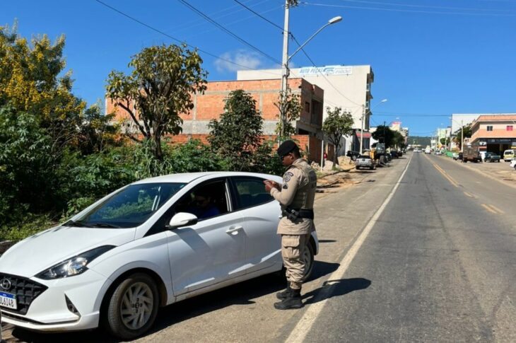 Carro sendo abordado. Foto: Polícia Militar
