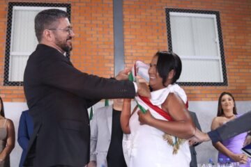 Reinalldo Góes passando a faixa para Valdinha. Foto: Prefeitura de Iuiu