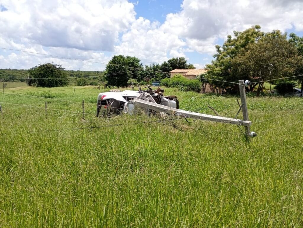 Carro capota após colidir contra árvore e poste. Foto: Polícia Militar