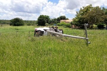 Carro capota após colidir contra árvore e poste. Foto: Polícia Militar