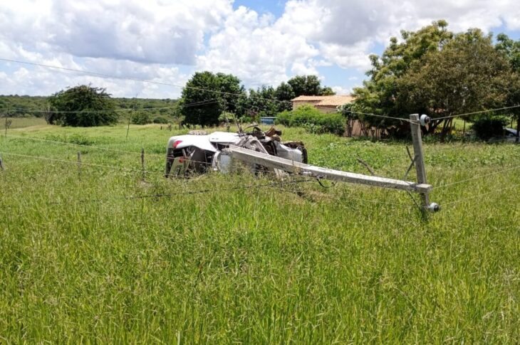 Carro capota após colidir contra árvore e poste. Foto: Polícia Militar
