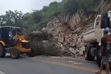 Máquina retirando material na BA-262. Foto: reprodução