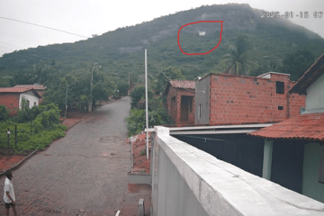 Pedra despenca de morro na zona rural de Guanambi