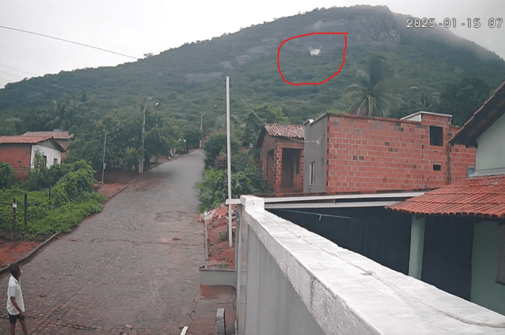 Pedra despenca de morro na zona rural de Guanambi