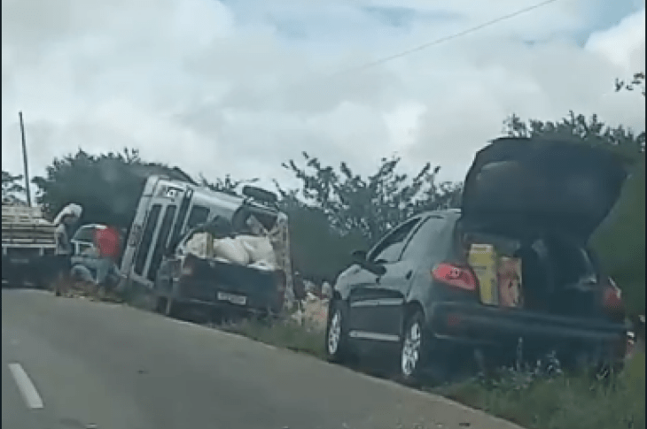 Carretas tombam na BA-262. Imagem reprodução leitor