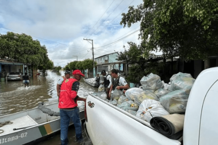 Alimentos sendo distribuídos. Foto: Notícias da Lapa