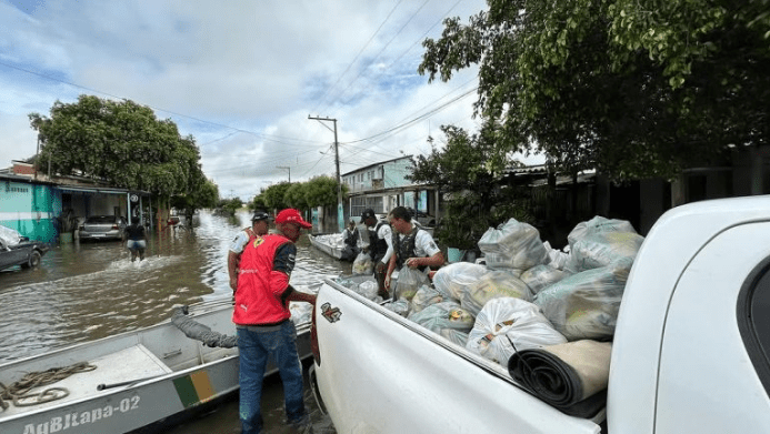 Alimentos sendo distribuídos. Foto: Notícias da Lapa
