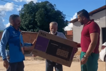 Idoso recebendo TV. Foto: reprodução