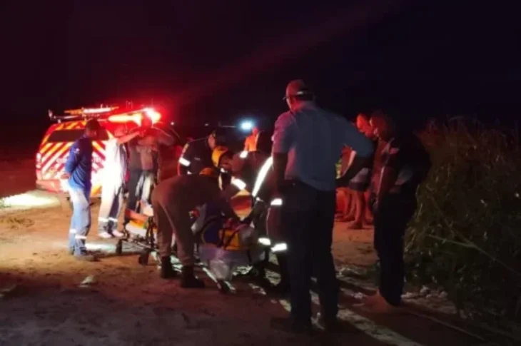Equipe prestando socorro. Foto: reprodução Corpo de Bombeiros