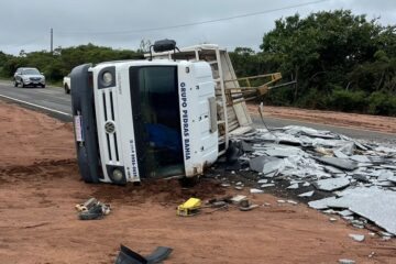 Caminhão carregado com mármore tomba. Foto: Polícia Militar