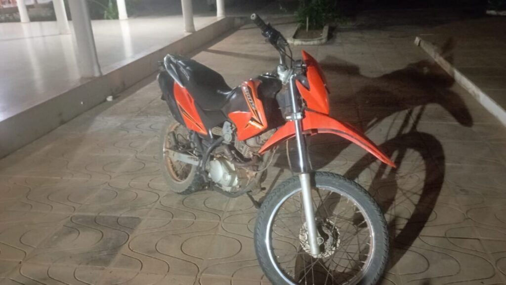 Moto apreendida com placa adulterada. Foto: Polícia Militar