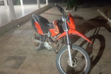 Moto apreendida com placa adulterada. Foto: Polícia Militar