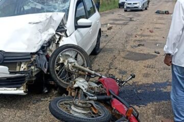 Carro e moto envolvido no acidente. Foto: Polícia Militar