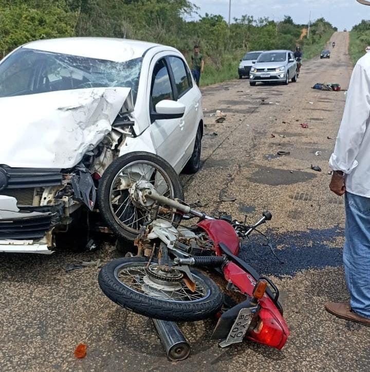 Carro e moto envolvido no acidente. Foto: Polícia Militar