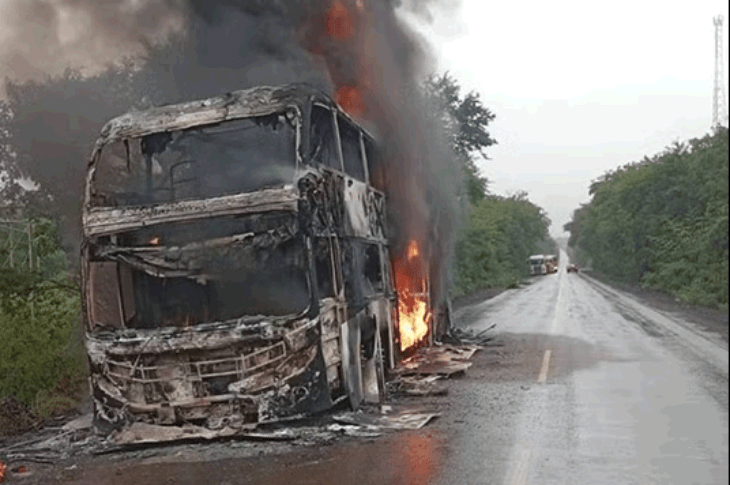 Ônibus consumido pelo fogo. Foto: PRF