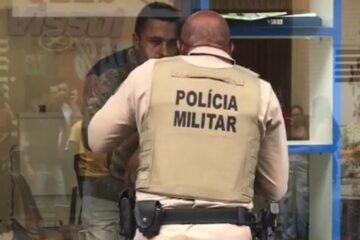 Policial negociando com o empresário. Foto: rede social