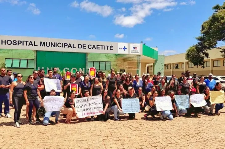 Servidores da Unacon de Caetité protestam contra salários atrasados