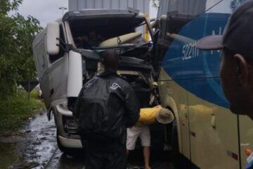 Carros envolvidos na colisão. Foto: rede social
