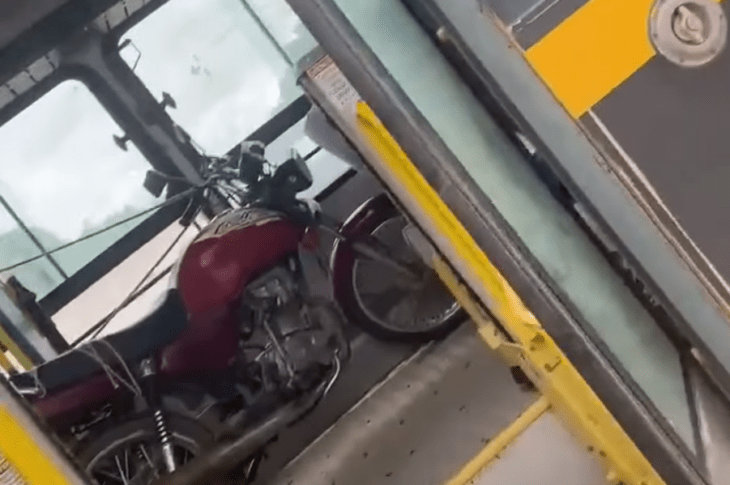 Ônibus escolar transportando moto em Matina. Foto: reprodução