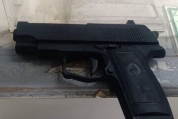 Homem é detido com simulacro de arma de fogo na Praça do Feijão em Guanambi